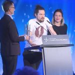 Deutscher Computerspielpreis 2017: Dominik Abé von Mimimi Productions (Mitte) mit den Laudatoren Jens Kosche (Electronic Arts) und Mareike Ottrand (Studio Fizbin)
