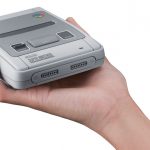 Passt bequem in eine Hand: das Super NES als "Nintendo Classic Mini"-Version.