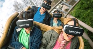 Die Fahrgäste im Europa-Park tragen eine handelsübliche Samsung Gear VR (Foto: Europa-Park).