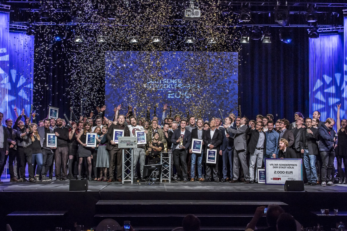 Schlussbild mit Goldkonfetti: Die Sieger vom Deutschen Entwicklerpreis 2016 (Foto: Aruba Events GmbH / Uwe Völkner)