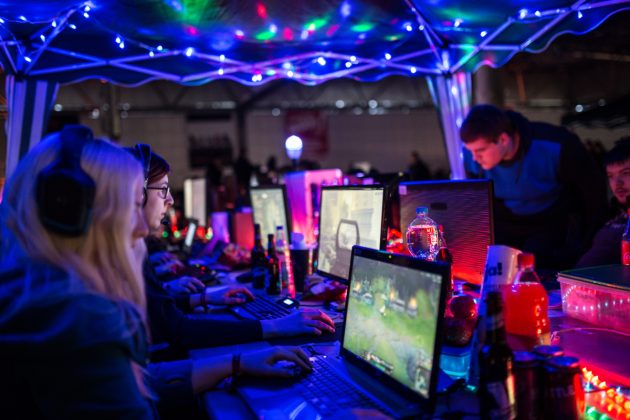 Auf den Monitoren liefen unter anderem StarCraft 2, League of Legends und Counter-Strike GO (Foto: Leipziger Messe / Andre Kugellis)