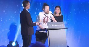 Deutscher Computerspielpreis 2017: Dominik Abé von Mimimi Productions (Mitte) mit den Laudatoren Jens Kosche (Electronic Arts) und Mareike Ottrand (Studio Fizbin)