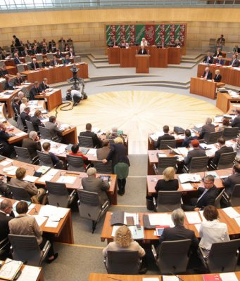Im nordrhein-westfälischen Landtag regiert ab 2017 eine Koalition aus CDU und FDP (Foto: Landtag NRW/Bernd Schälte)