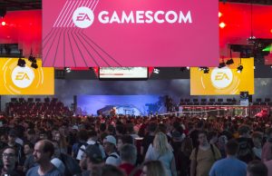 Gamescom 2017: So kommt man an einen „VIP Fast Pass“ für den EA-Stand Mit einem "EA Player VIP Pass" lassen sich stundenlange Wartezeiten am Gamescom-2017-Stand von Electronic Arts vermeiden (Foto: KoelnMesse / Harald Fleissner)