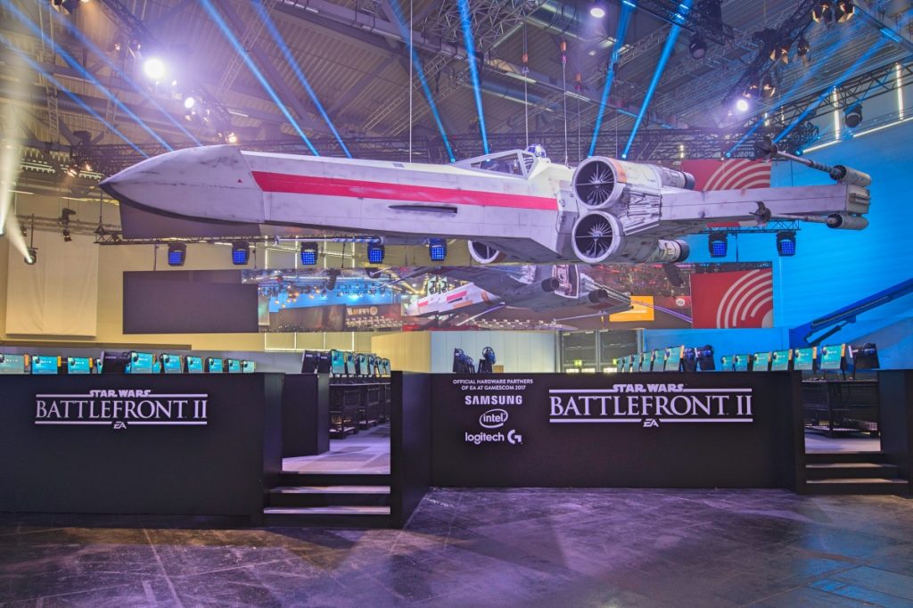 11 Meter lang, 10 Meter breit: Der X-Wing samt R2-D2 auf der Gamescom 2017.