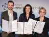 BIU-Geschäftsführer Felix Falk, BMVI-Staatssekretärin Dorothee Bär und GAME-Vize Linda Breitlauch bei der Unterzeichnung der DCP-2018-Vereinbarung in Berlin (Foto: DCP/Dirk Deckbar)