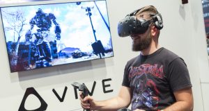 Kurz vor der Gamescom 2017 hat HTC den Preis für die VR-Brille HTC Vive dauerhaft um 200 Euro gesenkt (Foto: KoelnMesse/Harald Fleissner)