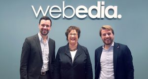 BIU-Geschäftsführer Felix Falk (links) und Webedia-CEO Marc-Andreas Albert (rechts) begrüßen Wirtschaftsministerin Brigitte Zypries.