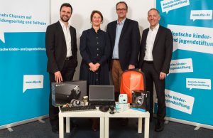 Gamescom 2017: Tombola-Erlös geht an Kinder- und Jugendstiftung BIU-Geschäftsführer Felix Falk (links) und KoelnMesse-Manager Tim Endres (rechts) überreichen die Gamescom-Spende an Bettina Safran und Frank Hinte von der Deutschen Kinder- und Jugendstiftung (Foto: DKJS/P. Chiussi)