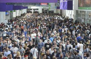 Gamescom 2017: Besucherzahlen nur knapp hinter Essen Motor Show Gedränge auf dem Messe-Boulevard: Die Gamescom 2017 zog mehr als 355.000 Besucher an (Foto: KoelnMesse/Thomas Klerx)
