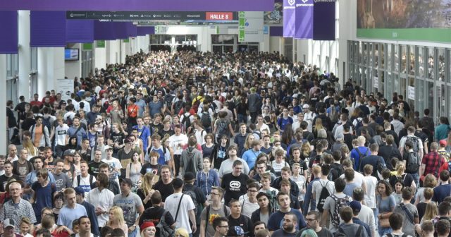 Gedränge auf dem Messe-Boulevard: Die Gamescom 2017 zog mehr als 355.000 Besucher an (Foto: KoelnMesse/Thomas Klerx)