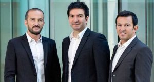 Der bisherige Crytek-CEO Cevat Yerli (Mitte) hat die Geschäftsführung an Faruk und Avni Yerli übergeben.