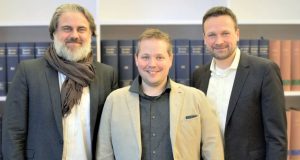 Daedalic-CEO Carsten Fichtelmann, Klonk-Gründer und Studioleiter Oliver Machek und Geschäftsführer Stephan Harms besiegeln beim Notar den Start von Daedalic Entertainment Bavaria.