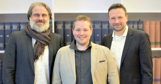 Daedalic-CEO Carsten Fichtelmann, Klonk-Gründer und Studioleiter Oliver Machek und Geschäftsführer Stephan Harms besiegeln beim Notar den Start von Daedalic Entertainment Bavaria.