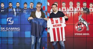 Die Geschäftsführer Alexander Wehrle (1. FC Köln) und Alexander Müller (SK Gaming) kooperieren im Zuge der Virtuellen Bundesliga 2018 (Foto: 1. FC Köln)