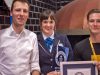 Stefan Marcinek (CEO Assemble Entertainment) und Nikolay Abrosov (General Manager Pizza.de) erhalten von der Guinness-Preisrichterin die Käsepizza-Weltrekord-Urkunde.