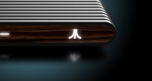 Nur echt mit Holzimitat-Panel: die 2018-Neuauflage des Atari VCS.