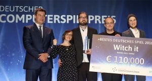 Bayerns Ministerpräsident Markus Söder (CSU) überreicht den Hauptpreis für das "beste deutsche Spiel" an das Team von Barrel Roll Games (Foto: Isa Foltin/Getty Images for Quinke Networks)