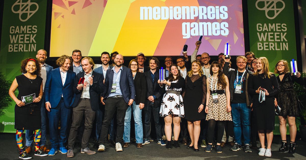 Ausrichter, Laudatoren, Moderatoren und Gewinner bei der Verleihung des Medienpreis Games 2018 zum Auftakt der Games Week Berlin (Fotos: Booster Space / Grzegroz Karkoszka)