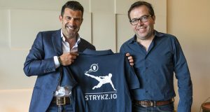 Stryking-CEO Dirk Weyel (rechts) verpflichtet Fußball-Legende Luís Figo.
