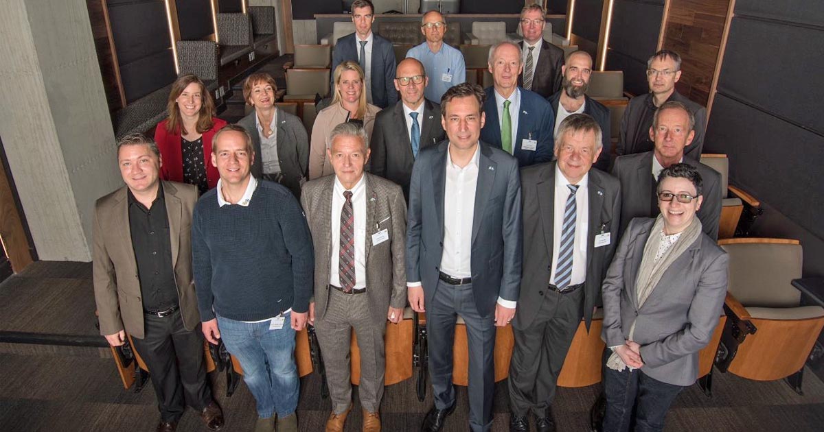 Bayerns Digitalminister Georg Eisenreich (vordere Reihe, 3. von rechts) besucht mit der Games-Delegation den Effekt-Spezialisten Rodeo FX in Montreal (Foto: Rodeo FX)