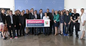 Die Teilnehmer des Games-Gipfel 2018 mit Ministerpräsident Armin Laschet (Foto: Land NRW / G. Ortmann)