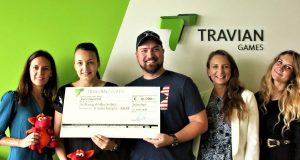Travian-CEO Lars Janssen übergibt den Spendenscheck an das Team der Stiftung Ambulantes Kinderhospiz München (AKM) - Foto: Travian Games