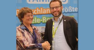Messe-Geschäftsführerin Stefany Goschmann begrüßt "Games for Families"-Macher Michael Wegner zum Mannheimer Maimarkt 2019 (Foto: Planetlan GmbH)