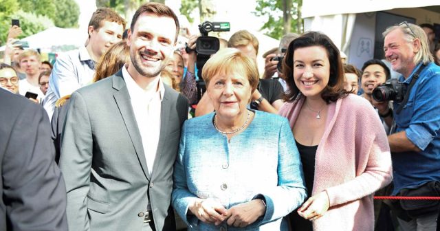 Game-Geschäftsführer Felix Falk, Kanzlerin Angela Merkel und Digital-Staatsministerin Dorothee Bär trafen sich beim Tag der Offenen Tür der Bundesregierung (Foto: Game e. V.)