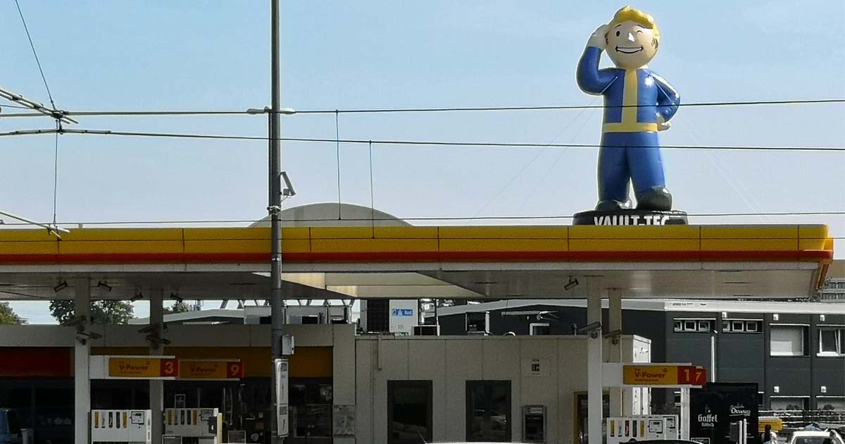 Hingucker am Eingang Ost der Gamescom 2018: Der riesige Vault Boy auf dem Tankstellendach wirbt für "Fallout 76" (Foto: Lars Vormann / Head of Gamescom)