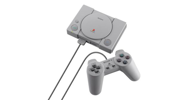 Die PlayStation Classic wird mit Controllern in Originalgröße ausgeliefert (Foto: Sony Interactive)