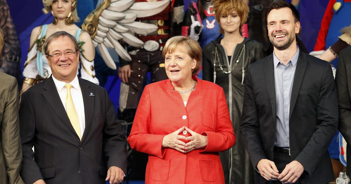Game-Geschäftsführer Felix Falk mit NRW-Ministerpräsident Armin Laschet (CDU) und Kanzlerin Angela Merkel (CDU) beim Rundgang auf der Gamescom 2017 (Foto: Franziska Krug / Getty Images for Game)