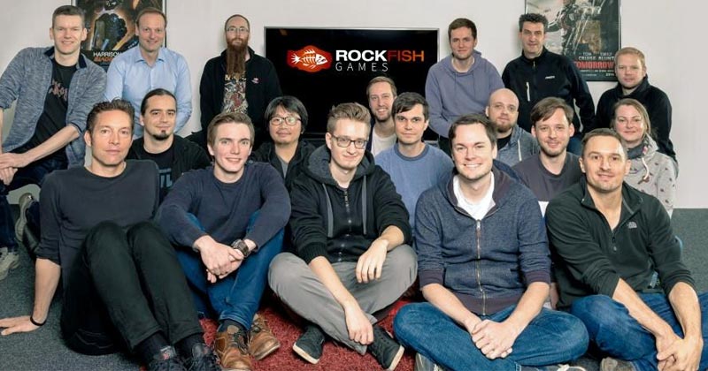 Die beiden Gründer Michael Schade (hintere Reihe, zweiter von links) und Christian Lohr (hintere Reihe, zweiter von rechts) erweitern das Rockfish-Games-Team.