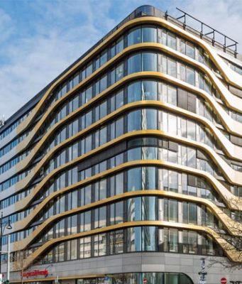 Perfekte Welle: Der neue Firmensitz von Softgames nahe des Alexanderplatzes beherbergt unter anderem mehrere Hotels (Foto: Softgames)