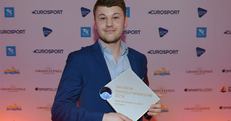 Nik Peters holt den Deutschen Sportjournalistenpreis in der Kategorie "Beste Berichterstattung eSport" (Foto: Sören Bauer / Oliver Walterscheid)