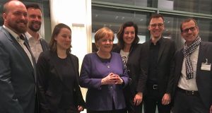 Angela Merkel und Staatsministerin Dorothee Bär (3. von rechts) begrüßen Vorstand und Geschäftsführung des Game-Verbands im Kanzleramt.