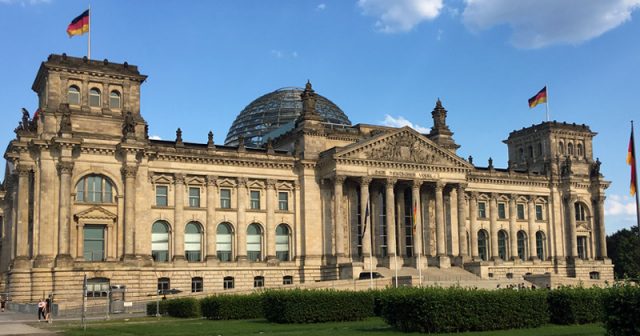 Das Reichstagsgebäude in Berlin vis-à-vis des Kanzleramts ist der Sitz des Deutschen Bundestags (Foto: GamesWirtschaft)