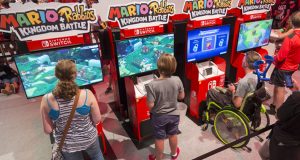Viele Aussteller der Gamescom - hier Nintendo - achten darauf, dass die Spielstationen auch für Rollstuhlfahrer nutzbar sind (Foto: KoelnMesse / Harald Fleissner)