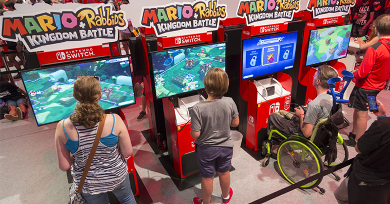 Viele Aussteller - hier Nintendo - achten darauf, dass die Spielstationen auch für Rollstuhlfahrer nutzbar sind (Foto: KoelnMesse / Harald Fleissner)