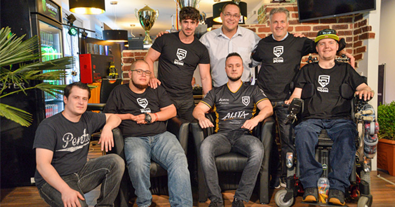 BCON-Gründer Carsten van Husten (2. v. r.) gründet zusammen mit PENTA eSports ein APEX-Legends-Team für Spieler mit Handicap (Foto: PENTA eSports)