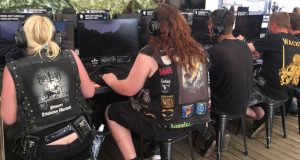 Metal trifft Gaming: Die Spielstationen im Full Metal Gaming Village auf Wacken 2019 (hier: World of Tanks) sind permanent umlagert - Foto: Veranstalter