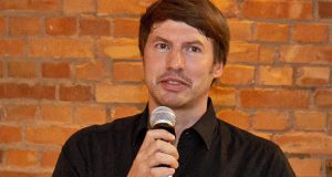 Yager-Gründer Timo Ullmann begrüßt die Gäste der Yager-Geburtstagsparty
