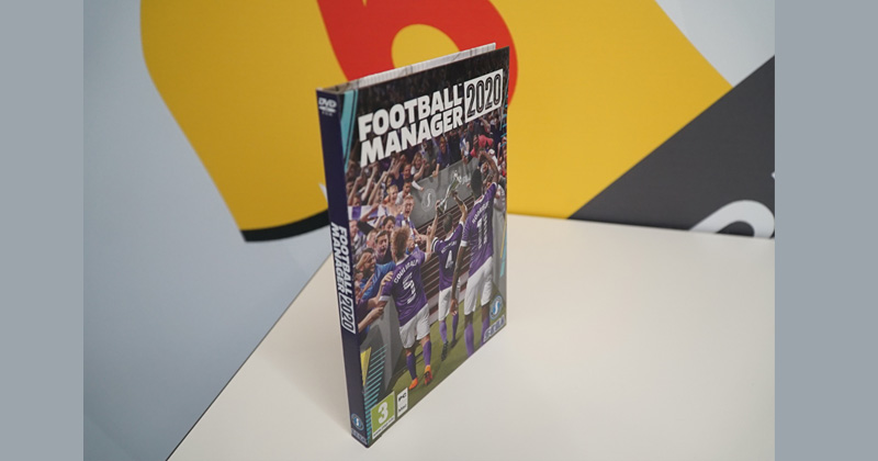 Leichter, kompakter, umweltfreundlicher: Mit "Football Manager 2020" will Sports Interactive auch bei der Umverpackung einen Unterschied machen (Foto: Koch Media)