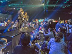 Moderator Geoff Keighley mit Hideo Kojima während der Gamescom: Opening Night Live 2019 (Foto: KoelnMesse / Andreas Hagedorn)