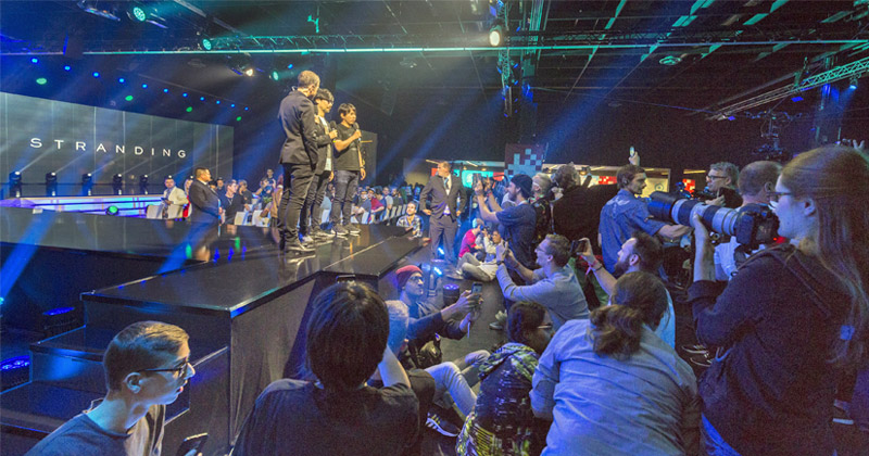 Moderator Geoff Keighley mit Hideo Kojima während der Gamescom: Opening Night Live 2019 (Foto: KoelnMesse / Andreas Hagedorn)
