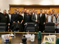 Runder Tisch: Müller debattiert mit Berliner E-Sport-Szene Berlins Regierender Bürgermeister Michael Müller (SPD, 10 v. r.) mit den Teilnehmern des Runden Tisches zum Thema eSport (Foto: Berliner Senatskanzlei / Konstantin Schiller)