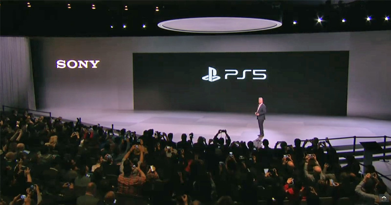 Szene aus der Sony-Pressekonferenz auf der CES 2020: Jim Ryan präsentiert das offizielle PlayStation-5-Logo (Abbildung: Sony)