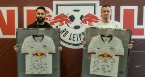 Zum Abschied ein unterschriebenes Trikot: RB Leipzig verabschiedet die "FIFA"-Profis Cihan Yasarlar und Alex Czaplok (Foto: RB Leipzig)