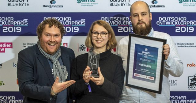 Ubisoft-Sprecher Karsten Lehmann mit Gewinnern des Ubisoft Newcomer Award 2019 (Foto: Ubisoft / Marco Leibetseder)