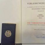 Bundesverdienstkreuz-Urkunde-Horn-200806